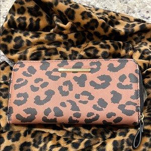 UNATALLA BWN & BLK Leopard Print ladies Wallet 8”x4” zip hang & zip top closure